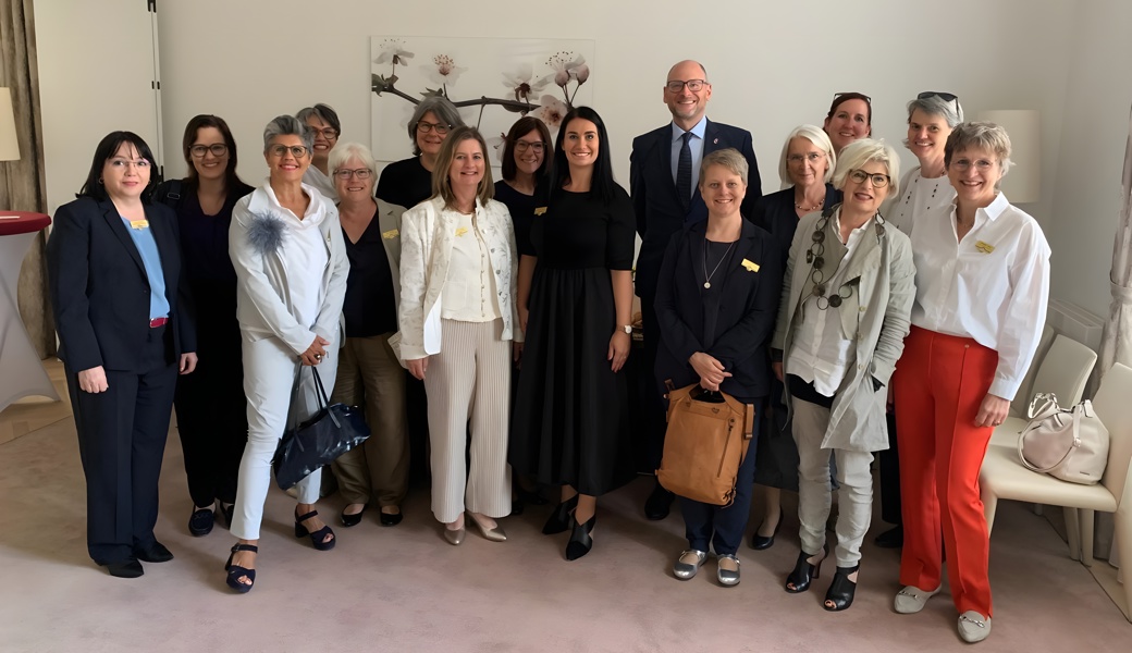 Botschafter Peter Nelson mit den Rheintaler Soroptimistinnen. 