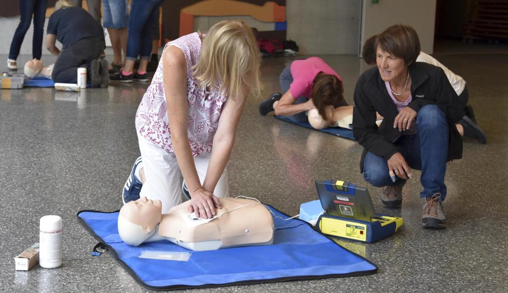 Abwechslungsweise wurden die Mitarbeitenden geschult, den Defibrillator richtig anzuwenden. 