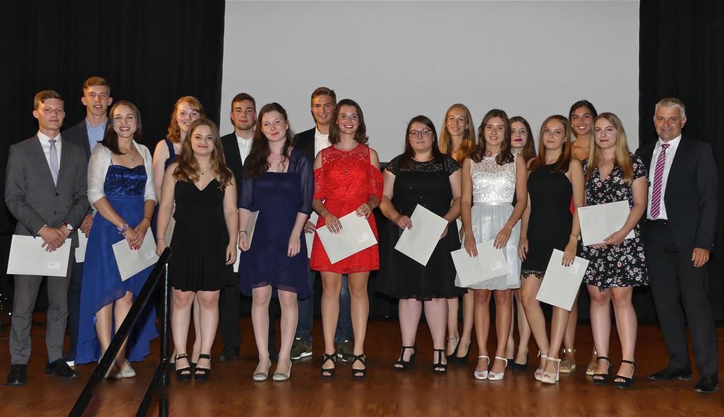 Klasse BMWL3b v.l.: Cédric Cavelti (Altenrhein), Mando Mateo Lüchinger (Montlingen), Seraina Hollenstein (Goldach), Katja Hegglin (Berg), Maria Papantuono (Widnau), Simon Schiess (Walzenhausen), Nina Wäspi (Goldach), Joel Breu (Heiden), Nadja Leuener (Marbach), Alina Frei (Kriessern), Sarah Engler (Goldach), Jeannine Graf (Diepoldsau), Sarina Sieber (Heerbrugg), Sarina Heller (Widnau), Tamara Beran (Widnau), Noemi Kressbach (Marbach), Klassenlehrer Felix Wetter.