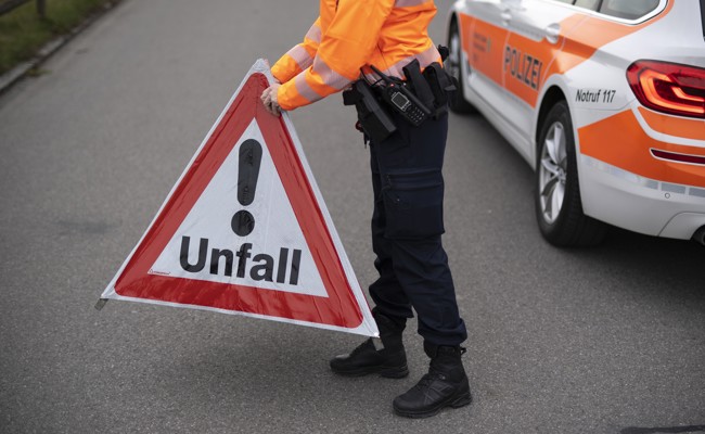 Töfffahrer verhindert Sturz, schrammt aber der Leitplanke entlang