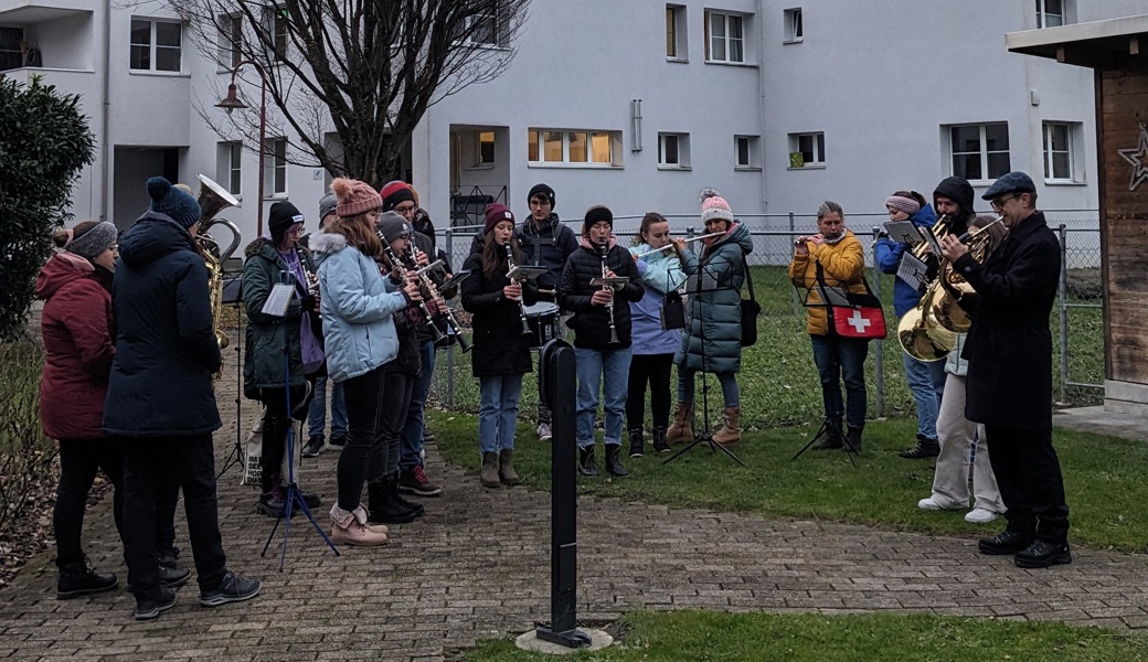 Rund 25 Musikantinnen und Musikanten vom MV Au verabschiedeten das Jahr beim traditionellen Silvesterblasen. 