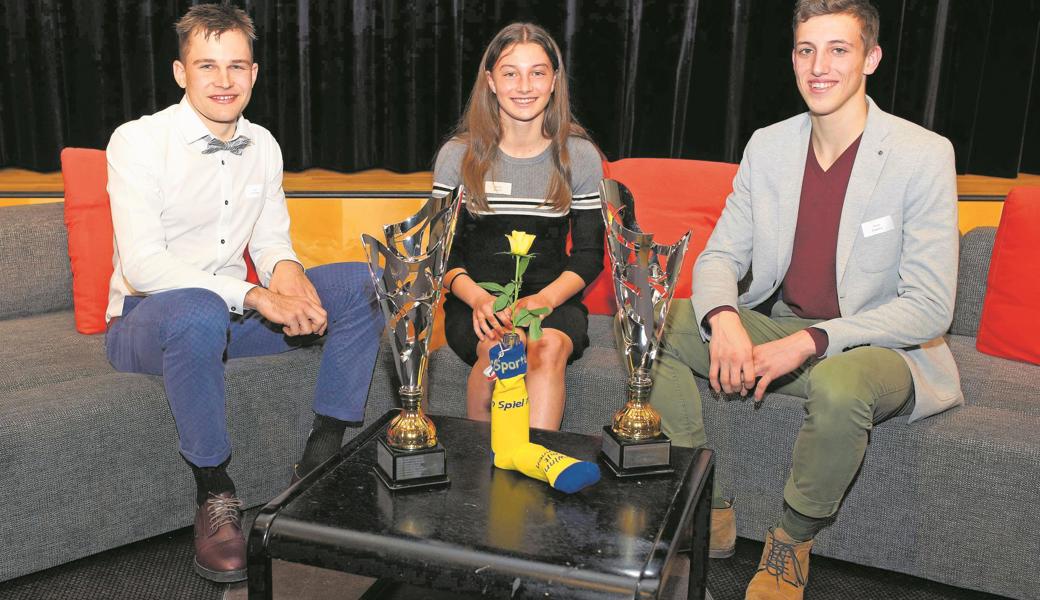 Drei der Geehrten (v. l.): Noah Blöchlinger (Stellvertreter seiner Schwester, der Mountainbikerin Ronja), Fussballerin Serena Li Puma und Zehnkämpfer Simon Ehammer. 