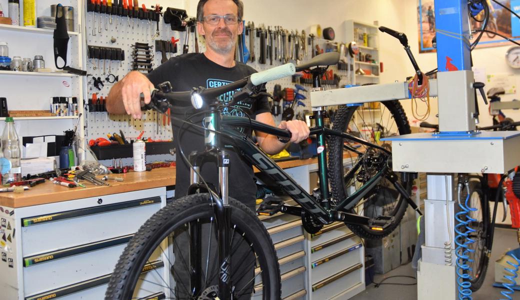 Velohändler Beda Frei verbrachte letztes Jahr viel Zeit in seiner Werkstatt: «Wer Freude am Velo hat, wird auch nach der Corona-Krise weitermachen.» 