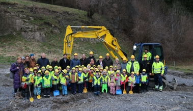 Kleine Baumeister packen beim Spatenstich für den neuen Kindergarten an