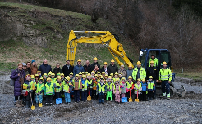 Kleine Baumeister packen beim Spatenstich für den neuen Kindergarten an