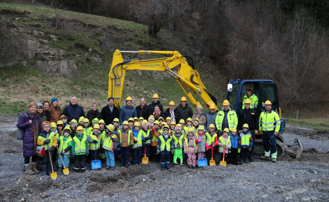 Kleine Baumeister packen beim Spatenstich für den neuen Kindergarten an