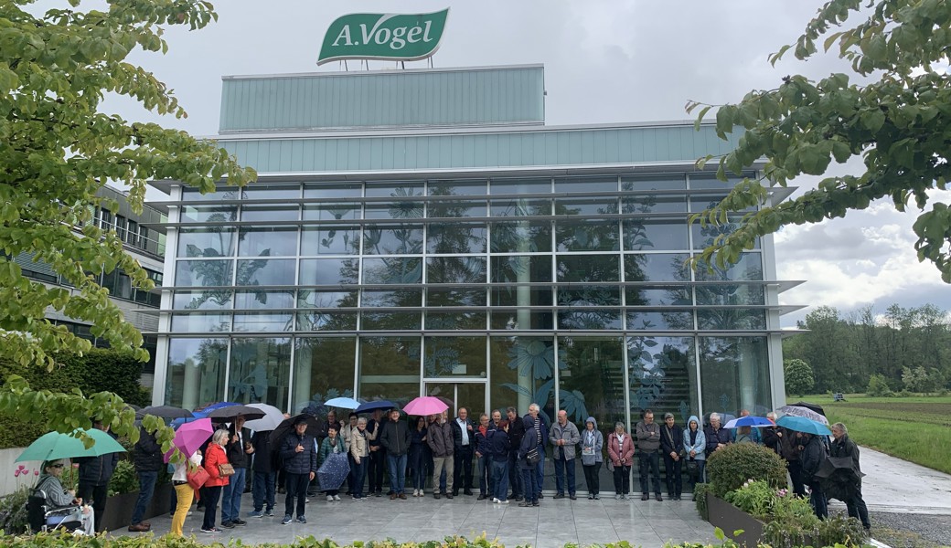 Die Jansen Rentner vor dem modernen Empfangsgebäude der A. Vogel AG. 