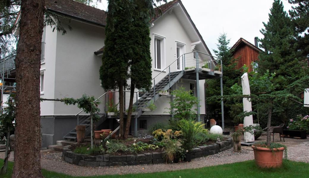 Die hintere Hausfassade vom Garten her gesehen.