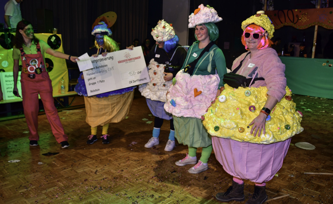 Cupcakes gewannen beim Kostümwettbewerb und Rheintaler Guggen heizten ein