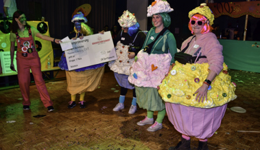 Cupcakes gewannen beim Kostümwettbewerb und Rheintaler Guggen heizten ein