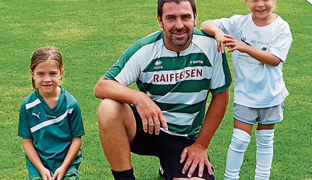 Marco Lüchinger mit zwei seiner drei Mädchen: Mia (links) und Alina.