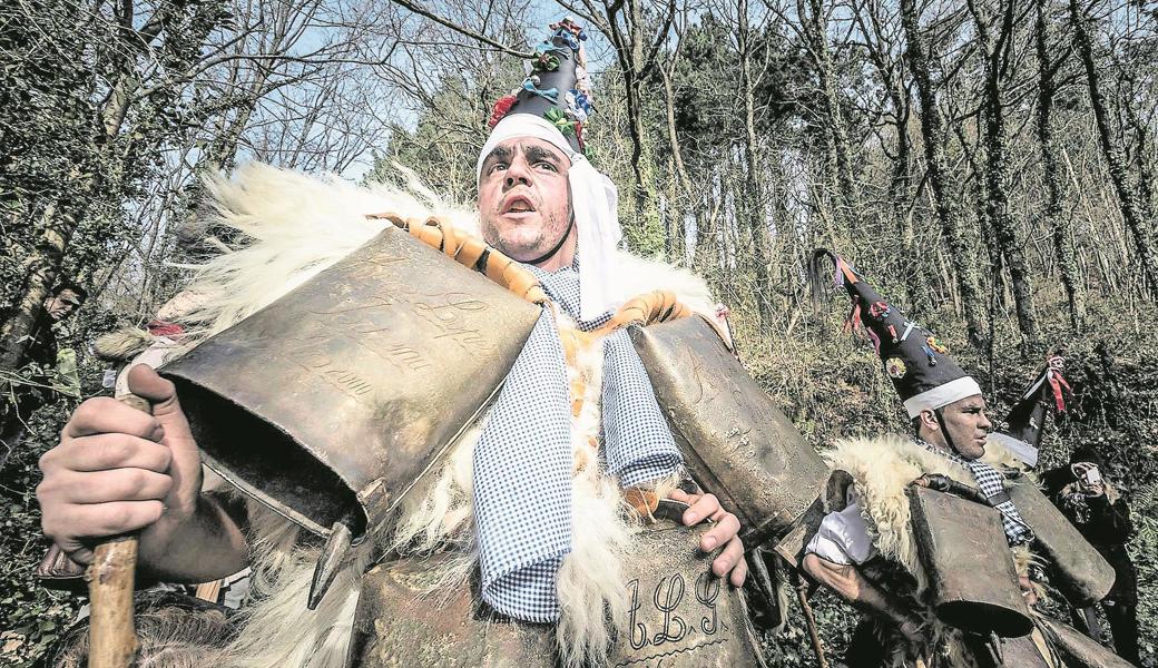Die Zarramacos aus Silió (Spanien) tragen acht grosse Glocken und sind stets in Bewegung, damit diese immer erklingen. 