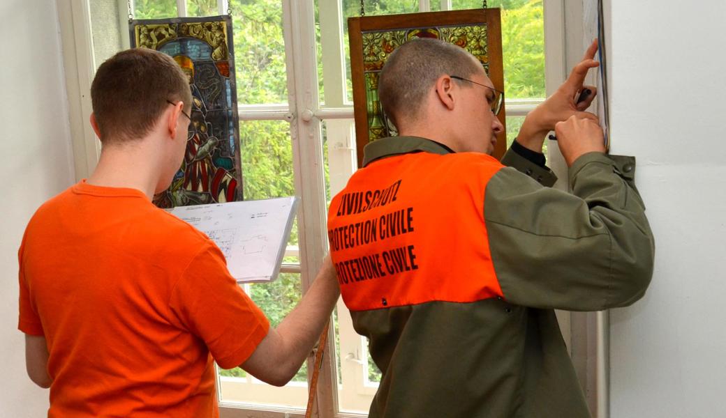 Wiederholungskurs im September 2017: Angehörige des Zivilschutzes Mittelrheintal unterstützen die Besitzer des Schlosses Grünenstein in Balgach darin, die Kulturgüter zu inventarisieren. Im Bild ist zu sehen, wie sie Buntgläser vermessen.