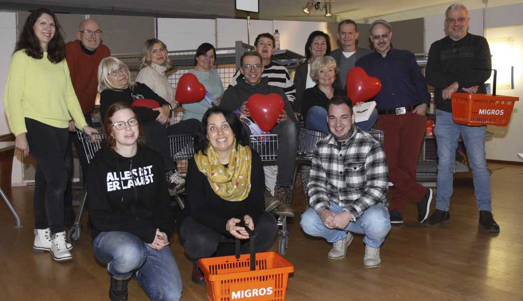 Die Crew des Dorftheaters Widnau (vorne von links): Marie Helene Diefenthaler, Nadja Mauro, Elais Jakatics; Mitte (v. l.): Joanne Blatter (Souffleuse) Susi Miara, Marco Frischknecht, Anita Durot; hinten (v. l.): Peter Stäuble, Paulina Dudek-Winiarska, Barbara Listwan, Susan Gerhäuser, Corinne Pozzan, Hartmut Hofer (Regisseur), Gianni Ceraolo und Roger Frischknecht.