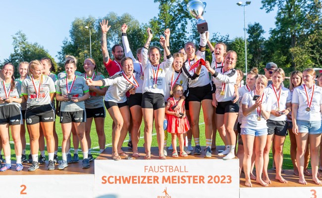 Die Diepoldsauer Faustballerinnen verteidigen den Schweizer Meistertitel
