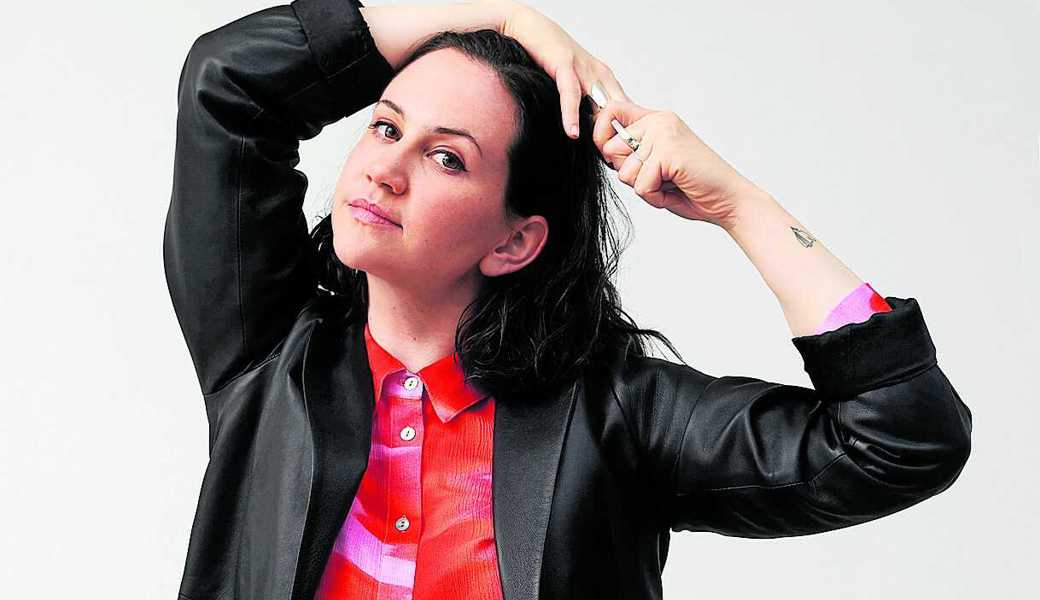 Adriana Bollinger tritt zum Finale des «Maiblüten»-Festivals in einer Gärtnerei auf. 