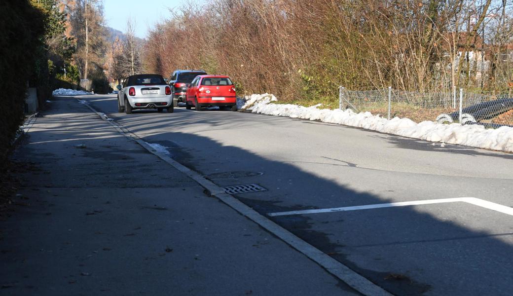 Zwischen den markierten Parkfeldern darf kein Fahrzeug parkieren. Es bleibt Platz zum Queren. 