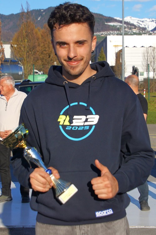 Davide Zürcher freut sich über seinen Erfolg.