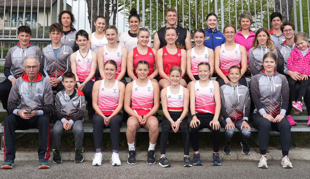 Die Leichtathletinnen und Leichtathleten des STV Oberriet-Eichenwies sind nach dem Trainingslager an der Adria gut für die neue Saison vorbereitet. Das Bild zeigt sie zusammen mit Trainerinnen und Trainer. Bild: Martin Steger