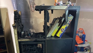 Bei einem Regal brach nachts ein Feuer aus - Feuerwehr löschte rasch