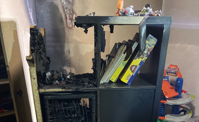 Bei einem Regal brach nachts ein Feuer aus - Feuerwehr löschte rasch