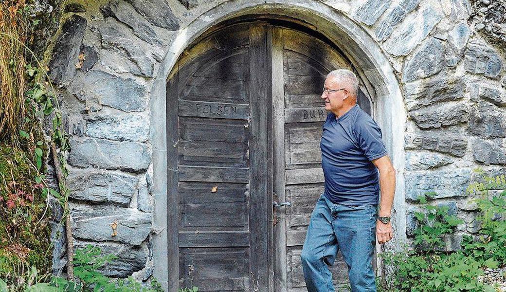 Sterweise Fitness im Wald nicht weit unter dem St. Anton: Gust Segmüller vor einer Beige Brennholz, das er aufgerüstet hat.