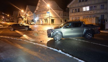 Stoppsignal übersehen: Hoher Sachschaden bei Unfall