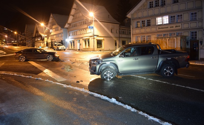 Stoppsignal übersehen: Hoher Sachschaden bei Unfall