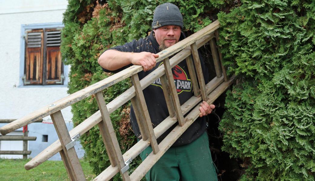 Patrik Eugster packt als Landschaftsgärtner zu, ist aber gelernter Bauer. Dadurch passt er bestens in die Sendung «Bauer, ledig, sucht...»
