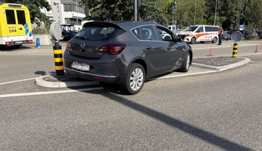 Auto schleudert nach Kollision auf eine Verkehrsinsel und verletzt einen 58-jährigen Fussgänger