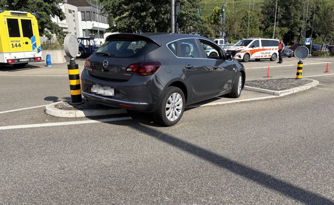 Auto schleudert nach Kollision auf eine Verkehrsinsel und verletzt einen 58-jährigen Fussgänger
