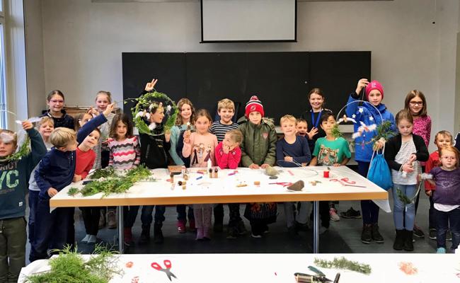 Weihnachtsvorfreude beim Basteln