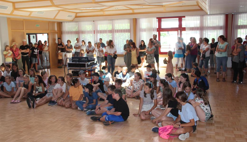 Die bisherigen Sechstklässler, die ab August die Oberstufe besuchen, wurden im Oberrieter Oberstufenzentrum willkommen geheissen.