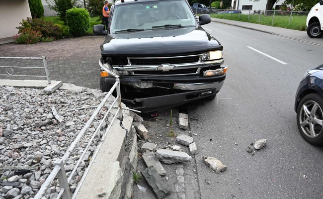 Auto kommt von der Strasse ab und prallt in eine Stützmauer  – Fahrerin verletzt