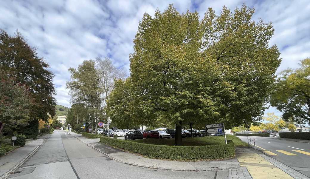 In unmittelbarer Nähe des Spitals (links, ganz hinten) soll nach dessen Schliessung das Gesundheitszentrum auf einem Parkplatz entstehen. 