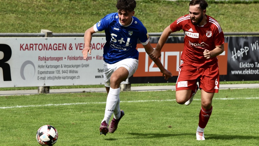 Timon Cabezas (links) stiftete allein mit seiner physischen Präsenz jede Menge Unruhe in der Weesener Hintermannschaft. Timon Cabezas (links) stiftete allein mit seiner physischen Präsenz jede Menge Unruhe in der Weesener Hintermannschaft.