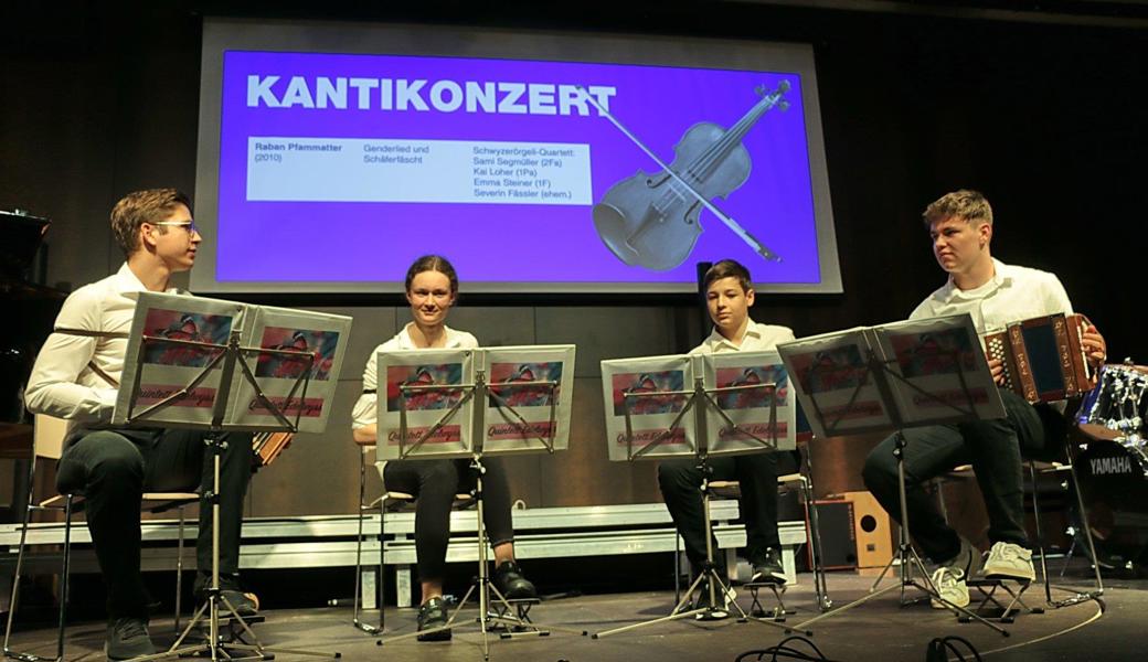 Schwyzerörgeli-Quartett: Sami Segmüller (2Fa), Kai Loher (1Pa), Emma Steiner (1F9 und Severin Fässler (ehemaliger)