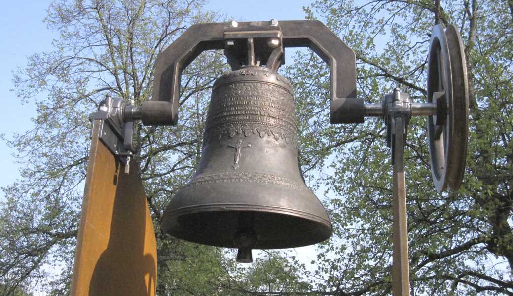 Zu Beginn der Gedenkfeier läutet die Friedensglocke.  Zu Beginn der Gedenkfeier läutet die Friedensglocke.