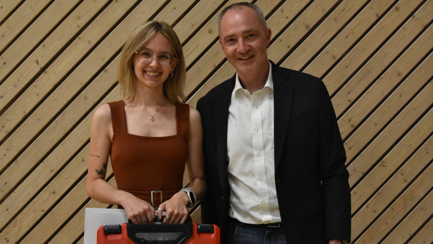 Hilti AG, Sponsor der Auszeichnung im technischen Bereich:  Preisträgerin Alina Salome Pöllibauer aus Balgach mit Gabriel Schiescher.