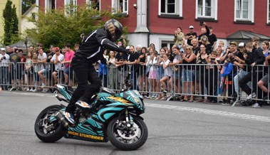 Motocross-Freestyler begeistern mit waghalsigen Sprüngen