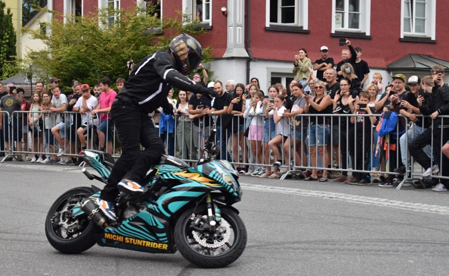 Motocross-Freestyler begeistern mit waghalsigen Sprüngen