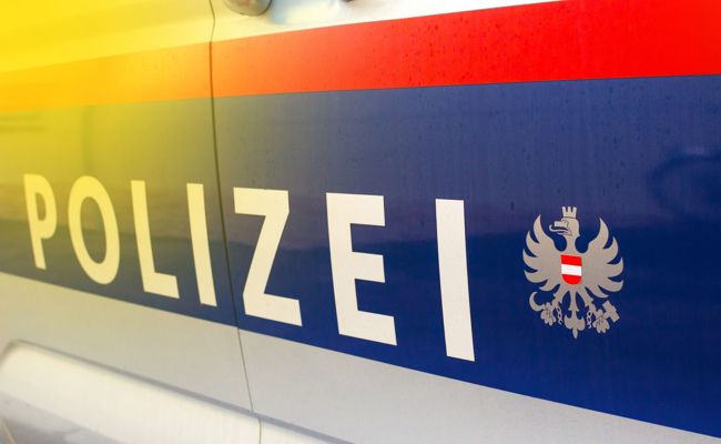 Polizeiauto rammt Auto einer flüchtenden Fahrerin