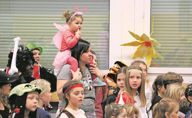 Bunter Konfettiregen am Kindermaskenball