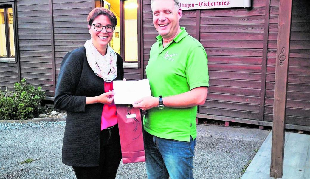 Präsidentin Irene Loher überreicht dem nach 18 Jahren zurücktretenden Jungmusikobmann Pascal Benz ein Geschenk. 