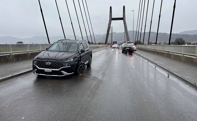 Unfall auf der Rheinbrücke: Frau gerät auf Gegenfahrbahn und kollidiert mit zwei anderen Autos