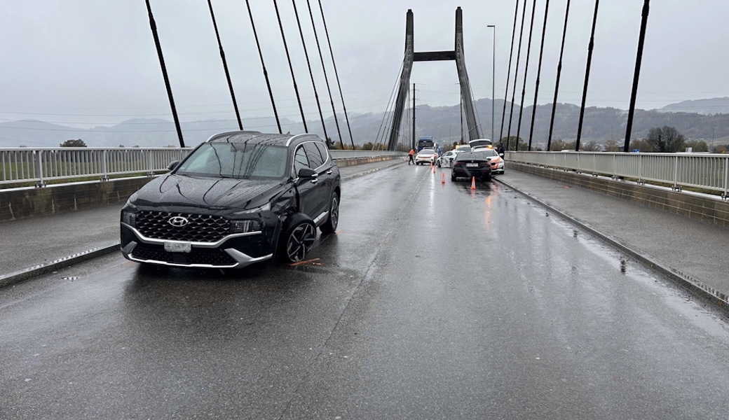 Unfall auf der Rheinbrücke: Frau gerät auf Gegenfahrbahn und kollidiert mit zwei anderen Autos