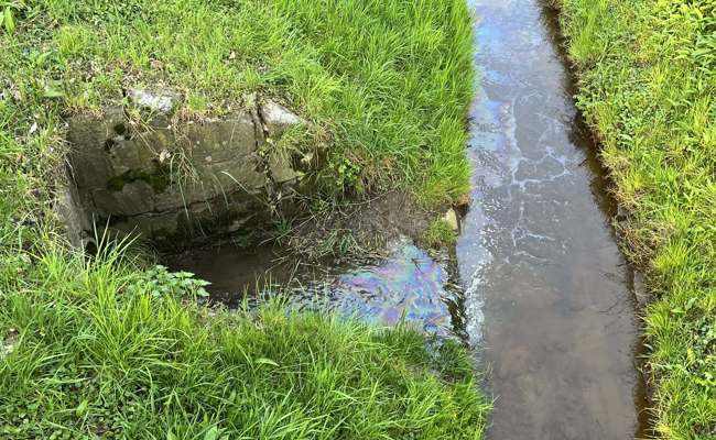 Mehrere Tausend Liter verschmutztes Wasser gelangten in Bäche: Feuerwehr errichtete Ölsperren