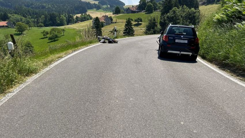 Bei der Kollision wurde ein Jugendlicher schwer verletzt. Bei der Kollision wurde ein Jugendlicher schwer verletzt.
