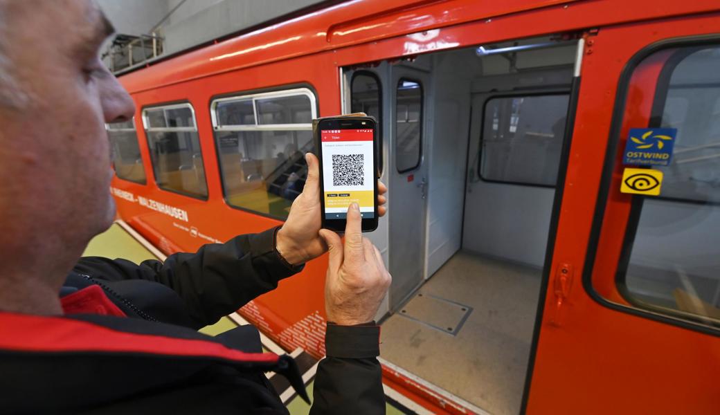 Vor dem Bähnli im Bahnhof Walzenhausen: Hat das Handy Empfang, kann man ein Fairtiq-Ticket lösen, das dann so aussieht.