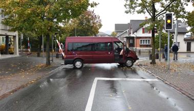 Lieferwagen und Auto krachen zusammen